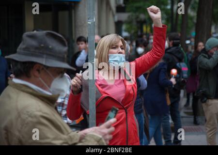 Madrid, Espagne. 14 mai 2020. Une femme lors de manifestations contre le Gouvernement dans le quartier de Salamanque à Madrid. (Photo de Fer Capdepon Arroyo/Pacific Press) Credit: Pacific Press Agency/Alamy Live News Banque D'Images