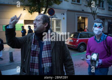 Madrid, Espagne. 14 mai 2020. Une personne insulte la police pour la présence de la police dans le quartier pendant les manifestations. (Photo de Fer Capdepon Arroyo/Pacific Press) Credit: Pacific Press Agency/Alamy Live News Banque D'Images