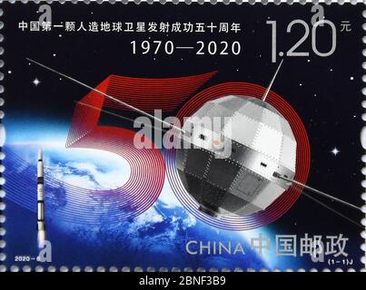 La conception du timbre, qui commémore le succès du premier satellite spatial chinois Dong Fang Hong I en 1970, a été lancé sur le cinquième Space Da Banque D'Images
