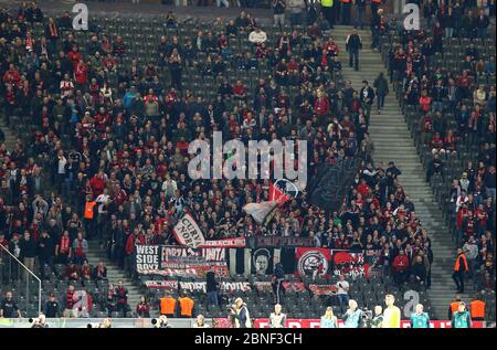 Berlin, Allemagne - 20 septembre 2017 : Bayer Leverkusen ultras (ultra supporters) se produit sur des tribunes pendant le match allemand de la Bundesliga contre Hertha BSC Berlin à l'Olympiastadion Berlin Banque D'Images