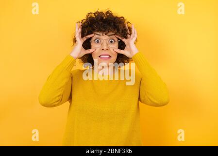 Jeune femme d'affaires arabe aux cheveux bouclés, en gardant les yeux ouverts pour trouver une opportunité de réussite. Banque D'Images