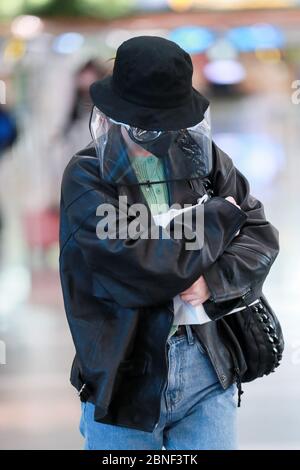 L'animateur et actrice chinois Wu Xin, également appelé Orfila, arrive à l'aéroport de Beijing, en Chine, le 21 avril 2020. Banque D'Images