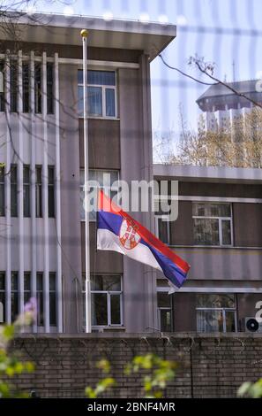 Un drapeau national serbe est abaissé à mi-mât pour pleurer les martyrs qui sont morts dans le combat de COVID-19 dans l'ambassade serbe à Beijing, Chine, 4 Banque D'Images