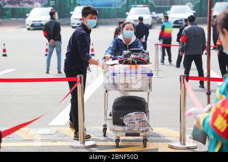 Les étudiants de l'année supérieure à Qingdao reviennent à l'école et recommence les cours pour la première fois après le verrouillage. À la porte d'entrée de l'école QINGDAO N°9, Banque D'Images