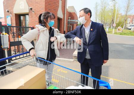 Les étudiants de l'année supérieure à Qingdao reviennent à l'école et recommence les cours pour la première fois après le verrouillage. À la porte d'entrée de l'école QINGDAO N°9, Banque D'Images