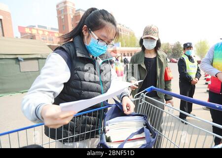 Les étudiants de l'année supérieure à Qingdao reviennent à l'école et recommence les cours pour la première fois après le verrouillage. À la porte d'entrée de l'école QINGDAO N°9, Banque D'Images