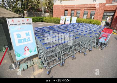 Les étudiants de l'année supérieure à Qingdao reviennent à l'école et recommence les cours pour la première fois après le verrouillage. À la porte d'entrée de l'école QINGDAO N°9, Banque D'Images