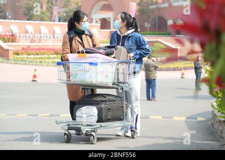 Les étudiants de l'année supérieure à Qingdao reviennent à l'école et recommence les cours pour la première fois après le verrouillage. À la porte d'entrée de l'école QINGDAO N°9, Banque D'Images