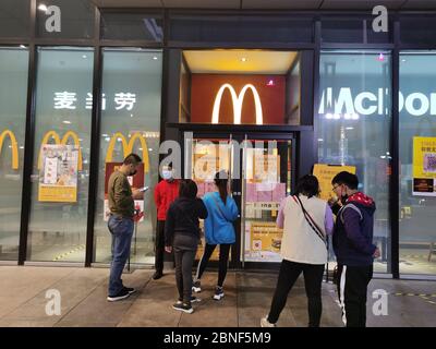 --FILE--la fa ade et le logo de McDonald's sont vus dans une chaîne de restaurants de la ville de Xuchang, dans la province de Henan, en Chine centrale, le 23 mars 2020. McDonald's. Banque D'Images