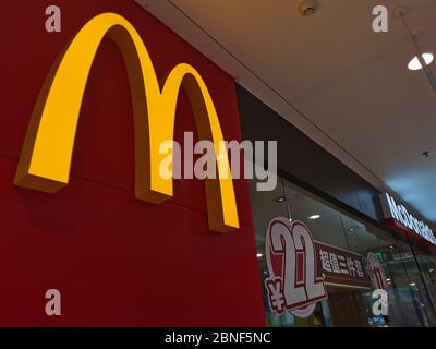 --FILE--la fa ade et le logo de McDonald's sont vus dans une chaîne de restaurants de la ville de Xuchang, dans la province de Henan, en Chine centrale, le 23 mars 2020. McDonald's. Banque D'Images