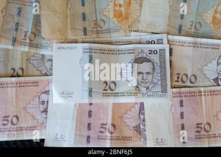 Gros plan sur les billets de la monnaie de Bosnie-Herzégovine étaler sur la surface Banque D'Images