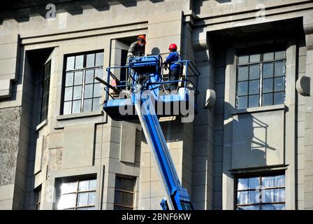 Les travailleurs sont occupés à rénover un vieux bâtiment, qui appartient aux grappes exotiques du Bund, pour protéger sa fa ade et l'entretenir, Shan Banque D'Images