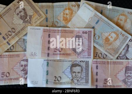 Gros plan sur les billets de la monnaie de Bosnie-Herzégovine étaler sur la surface Banque D'Images