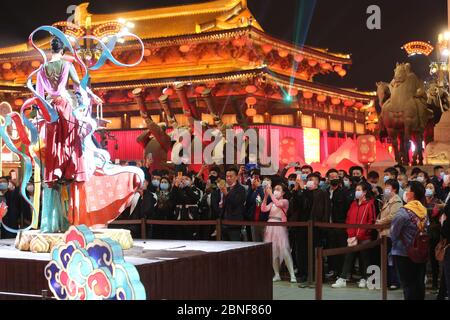 La Tumbler Girl, danseuse d'une attraction touristique locale appelée Grand Tang Dynasty Ever Bright City, se produit pour les touristes avec masque facial sur, Xi'an ci Banque D'Images