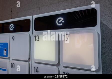 Une armoire auto-pick-up qui maintient les aliments livrés aux clients et d'éviter l'interaction entre les clients et les livreurs se présente à Shanghai, Chine, 1 Banque D'Images