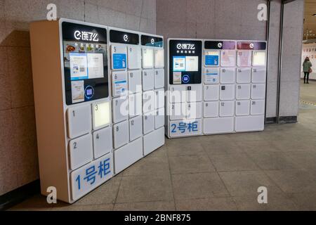 Une armoire auto-pick-up qui maintient les aliments livrés aux clients et d'éviter l'interaction entre les clients et les livreurs se présente à Shanghai, Chine, 1 Banque D'Images