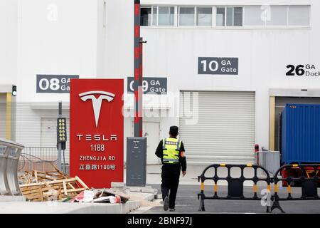 Un garde de sécurité se tient devant le Gigalactory Tesla 3, qui reprend la production et le nombre mensuel de voitures produites atteint un record, i Banque D'Images