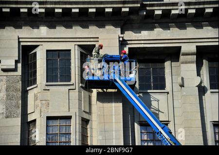 Les travailleurs sont occupés à rénover un vieux bâtiment, qui appartient aux grappes exotiques du Bund, pour protéger sa fa ade et l'entretenir, Shan Banque D'Images