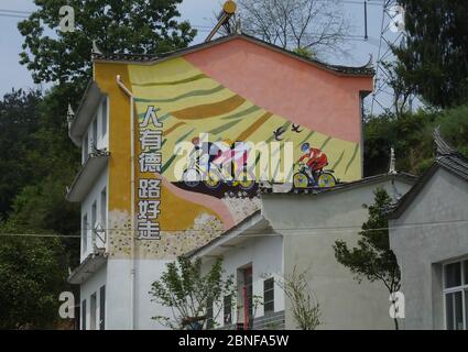 Peinture murale autour des maisons du village de Luofo, ville de Taipingxi, quartier de Yiling de la ville de Yichang, province de Hubei en Chine centrale, 8 avril 2020. Banque D'Images