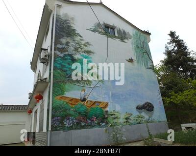 Peinture murale autour des maisons du village de Luofo, ville de Taipingxi, quartier de Yiling de la ville de Yichang, province de Hubei en Chine centrale, 8 avril 2020. Banque D'Images