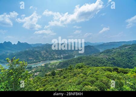 Belle vue sur les collines couvertes d'arbres et une rivière capturée par une journée ensoleillée depuis le sommet de Xianggong Hill, Yangshuo, province de Guangxi, Chine Banque D'Images