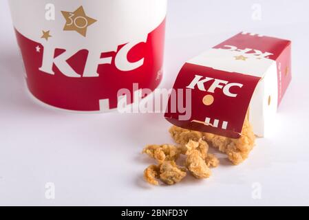 Dans cette photo non localisée, un repas de seau, y compris des nuggets de poulet, des pilons de poulet frits, du pop-corn de poulet, etc. Du restaurant américain de restauration rapide Kentucky FR Banque D'Images