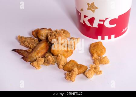 Dans cette photo non localisée, un repas de seau, y compris des nuggets de poulet, des pilons de poulet frits, du pop-corn de poulet, etc. Du restaurant américain de restauration rapide Kentucky FR Banque D'Images