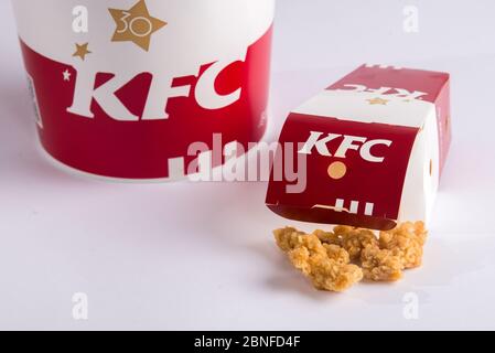 Dans cette photo non localisée, un repas de seau, y compris des nuggets de poulet, des pilons de poulet frits, du pop-corn de poulet, etc. Du restaurant américain de restauration rapide Kentucky FR Banque D'Images