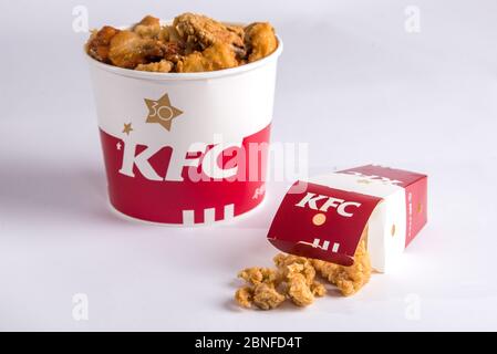 Dans cette photo non localisée, un repas de seau, y compris des nuggets de poulet, des pilons de poulet frits, du pop-corn de poulet, etc. Du restaurant américain de restauration rapide Kentucky FR Banque D'Images