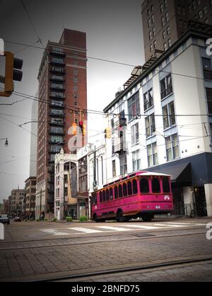 MEMPHIS, TENNESSEE - 22 JUILLET 2019 : un tramway rose de la rue principale transporte les passagers le long de Madison Avenue dans le centre-ville de Memphis, Tennessee, sur un ciel trouble Banque D'Images