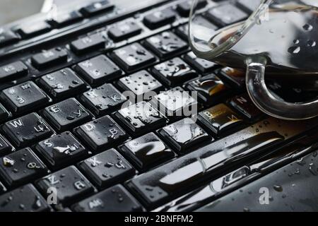 café renversé sur un clavier noir en gros plan Banque D'Images