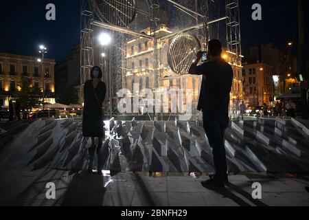 Athènes, Grèce. 14 mai 2020. Un visiteur pose pour des photos à la place Omonia récemment rénovée, un monument historique à Athènes, Grèce, le 14 mai 2020. Le nouveau visage de la place Omonia, doté d'une grande fontaine illuminée, a été dévoilé jeudi par le maire d'Athènes, Kostas Bakoyannis. Crédit: Lefteris Partsalis/Xinhua/Alay Live News Banque D'Images