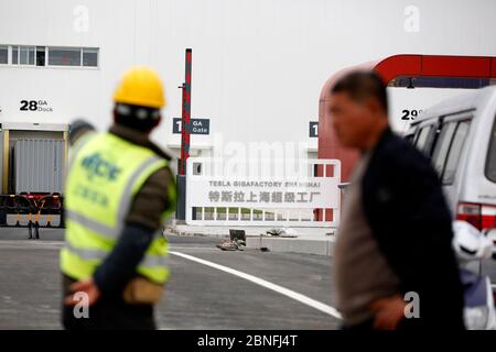 Un garde de sécurité se tient devant le Gigalactory Tesla 3, qui reprend la production et le nombre mensuel de voitures produites atteint un record, i Banque D'Images