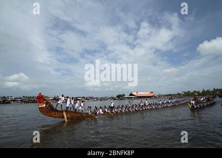 Oarmen pendant la course annuelle de bateau de Nehru Trophy à Alleppey, Kerala Banque D'Images