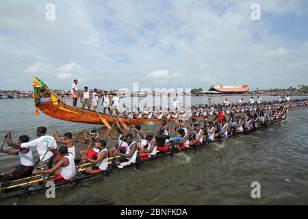 Oarmen pendant la course annuelle de bateau de Nehru Trophy à Alleppey, Kerala Banque D'Images