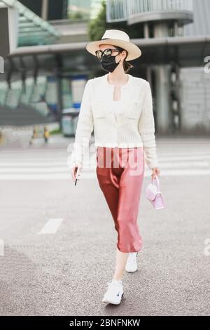 L'actrice et chanteuse chinoise Zhang Jiani ou Jenny Zhang arrive à l'aéroport de Chengdu avant de partir dans la ville de Chengdu, province du Sichuan, dans le sud-ouest de la Chine Banque D'Images