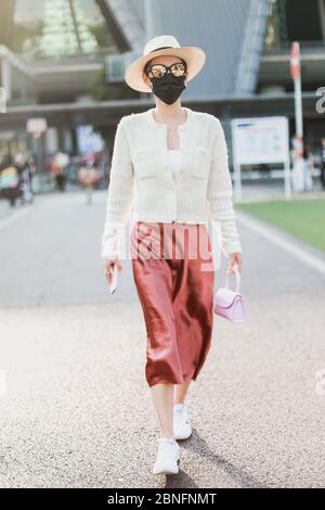 L'actrice et chanteuse chinoise Zhang Jiani ou Jenny Zhang arrive à l'aéroport de Chengdu avant de partir dans la ville de Chengdu, province du Sichuan, dans le sud-ouest de la Chine Banque D'Images