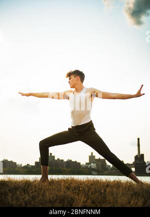 jeune homme faisant du yoga dans le parc Banque D'Images