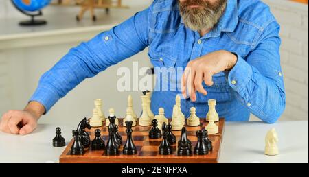 Jouer aux échecs. Passe-temps intellectuel. Figures sur un échiquier en bois. Apprendre jouer échecs. Leçon d'échecs. Concept de stratégie. Réfléchir à l'étape suivante. Les tactiques, c'est savoir quoi faire. Logiques de développement. Banque D'Images