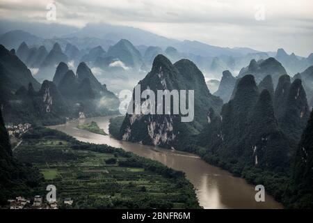 Prise de vue aérienne de Li River et de Mashan Mountain dans le comté de Yangshuo, Guilin Banque D'Images