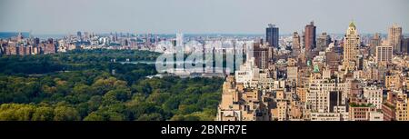 Manhattan et Central Park, New York, avec lac et MÉT Banque D'Images