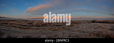 WY04321-00....WYOMING - lever du soleil sur la chaîne de Teton depuis le site historique de la cabane Cunningham dans le parc national de Grand Teton. Banque D'Images