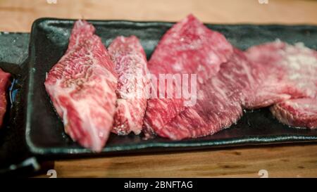 Bœuf Wagyu frais et de qualité supérieure, émincé, servi pour le barbecue japonais de Sukiyaki. Yakiniku est un grill de style japonais pour la viande. Barbecue au shabu Banque D'Images