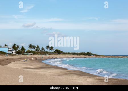 Les baigneurs de soleil se rassemblent à Porpoise Beach à fort Pierce, Floride, États-Unis. Banque D'Images