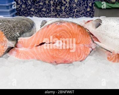 Steaks de saumon frais posés sur le comptoir du magasin de glace. Tranche de poisson rouge. Tranches de truite fraîches et refroidies. Vendre des fruits de mer au supermarché. Alimentation saine en mer Banque D'Images