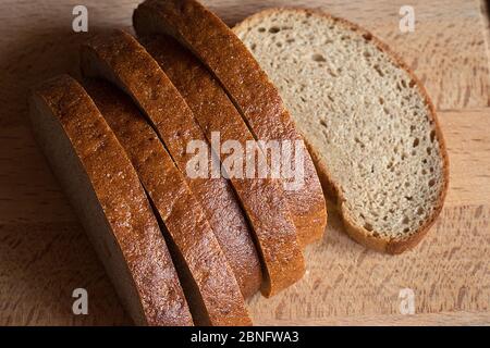 morceaux de pain sur une surface en bois Banque D'Images