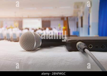 Close up vieux microphone sans fil avec fort signal sur le tableau blanc dans les affaires intérieures de conférence Salle de réunion séminaire et l'arrière-plan flou. Vintage Banque D'Images