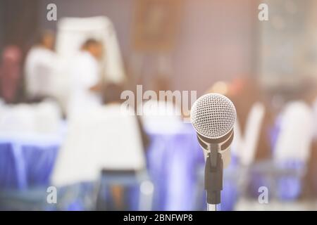 Sans fil microphone sur un stand dans la salle de réunion vide intérieur séminaire conférence contexte : Sélectionner focus avec une faible profondeur de champ. Banque D'Images