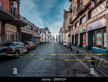 Rue vide Avenida de la Reforma dans la ville de Puebla fermée par la police au moment du coronavirus, Puebla de Zaragoza, Mexique, en avril 9, 2020. Banque D'Images