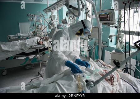 (200515) -- BEIJING, 15 mai 2020 (Xinhua) -- UN travailleur médical prend soin d'un patient COVID-19 dans l'unité de soins intensifs du Centre national de recherche médicale pour l'endocrinologie à Moscou, en Russie, le 14 mai 2020. (Spoutnik via Xinhua) Banque D'Images